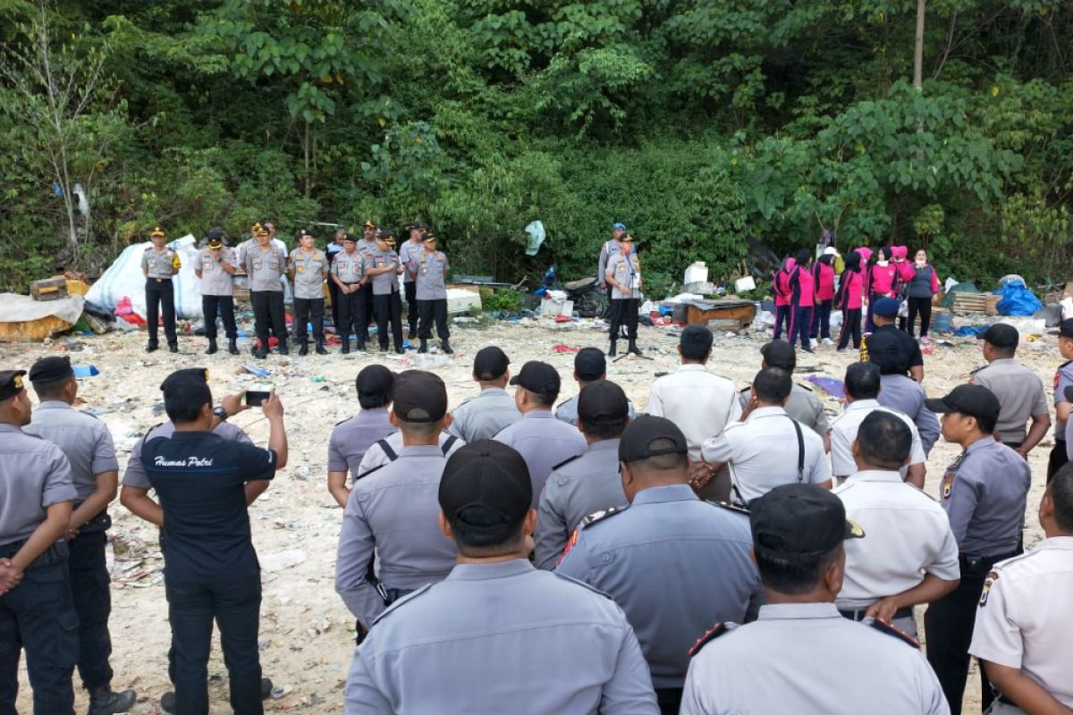 Polda Maluku bersama pemulung sampah peringati HPSN