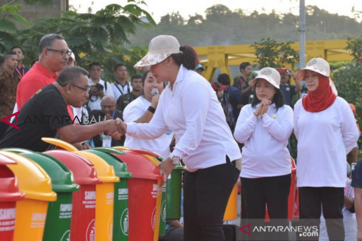 NHM  salurkan bantuan tempat sampah di desa kawasan lingkar tambang