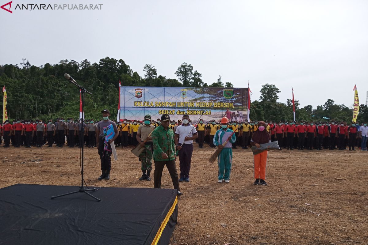 Gubernur Dominggus imbau warga kurangi penggunaan plastik