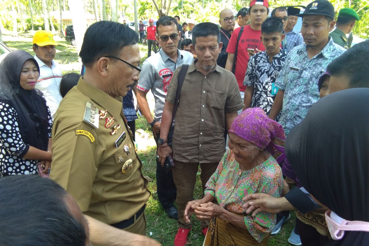 Bupati Pesisir Selatan segerakan pembangunan rumah layak untuk nenek Rosna