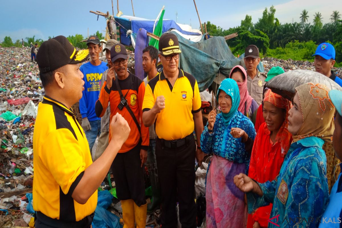 Kapolda menyapa pemulung di TPA Basirih, Sang Jenderal terenyuh lihat sajadah