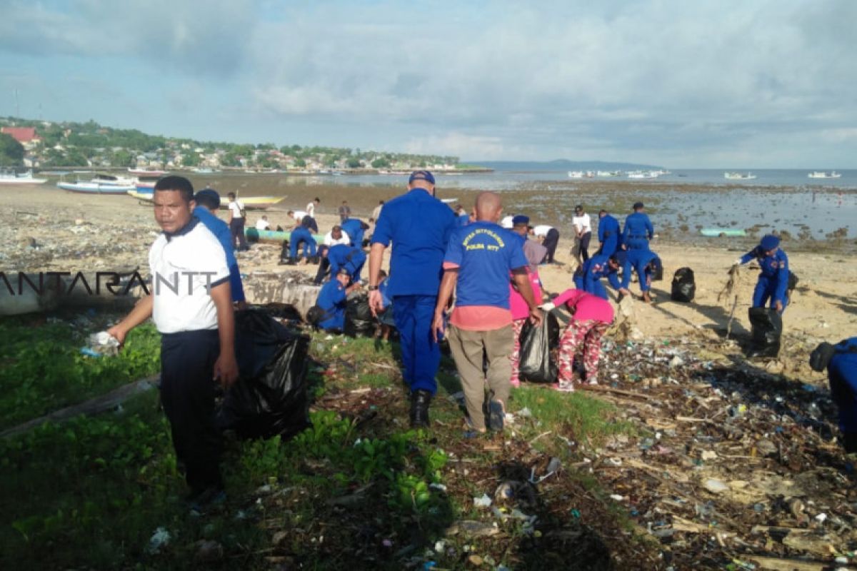 Prajurit TNI-Polri bersihkan sampah pantai di Kupang