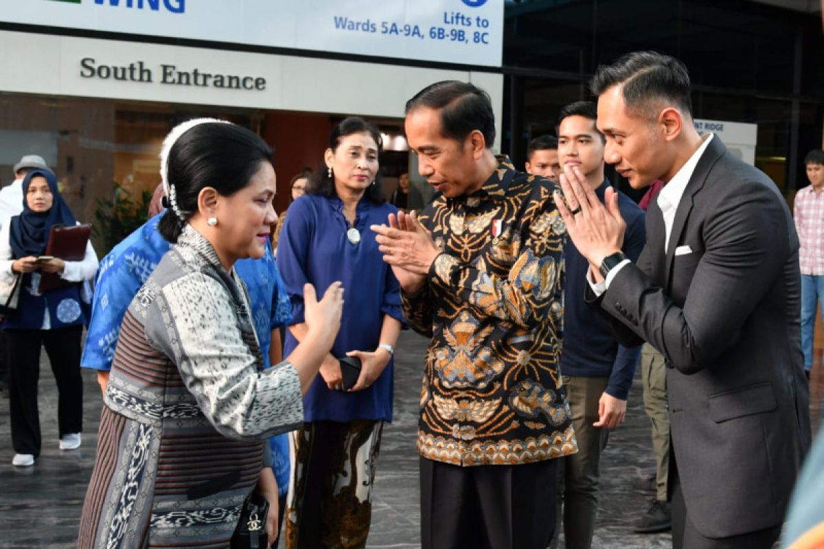 Jokowi visits Ani Yudhoyono in Singapore hospital