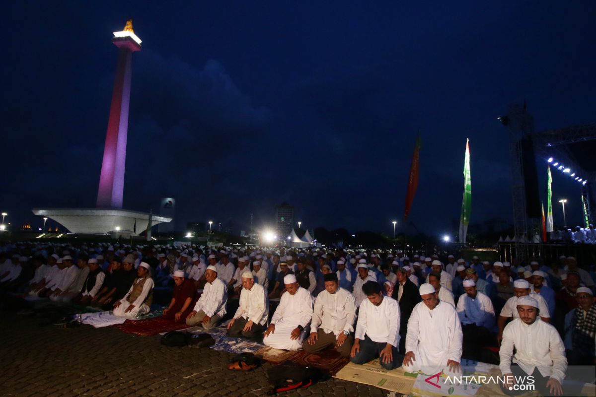 Thousands of Muslims gather in Jakarta to pray for Indonesia