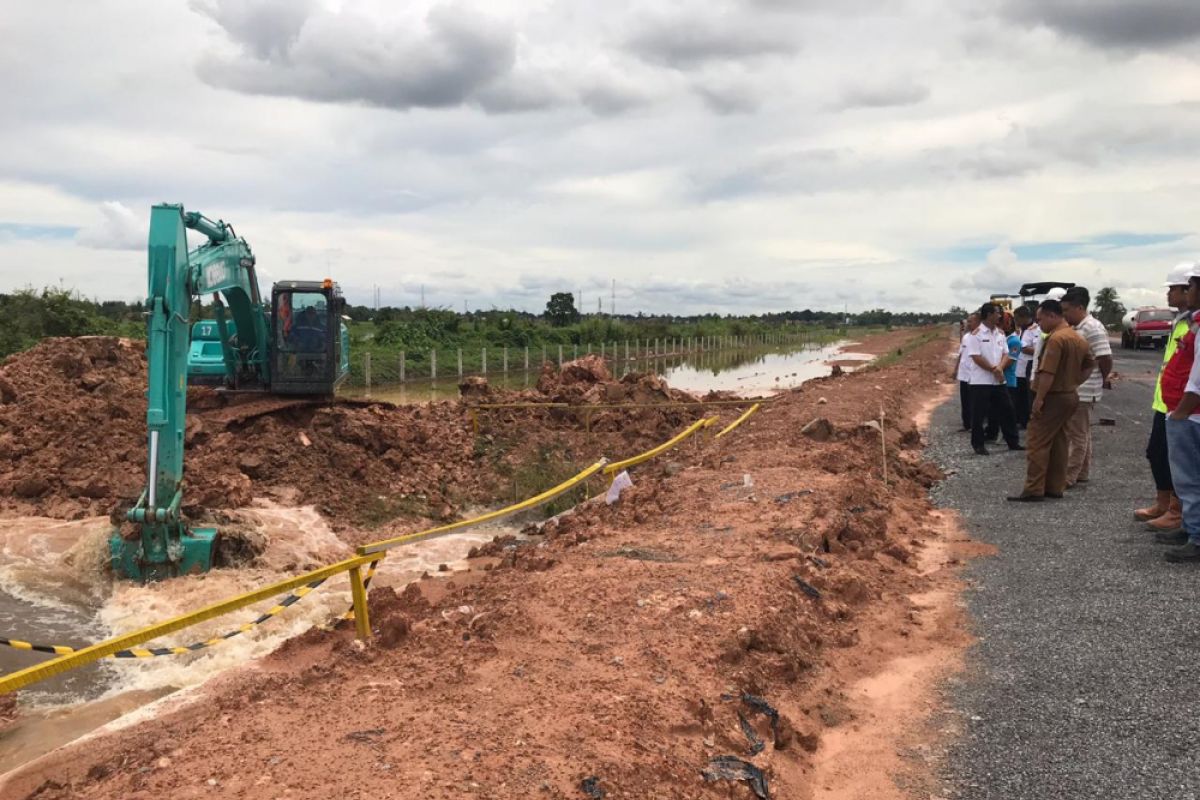 Pintu air Tol Kapal Betung terpaksa dibuka atasi banjir