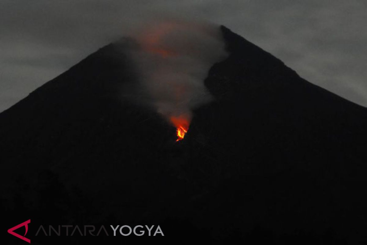 Dua guguran lava pijar Gunung Merapi meluncur ke arah kali Gendol