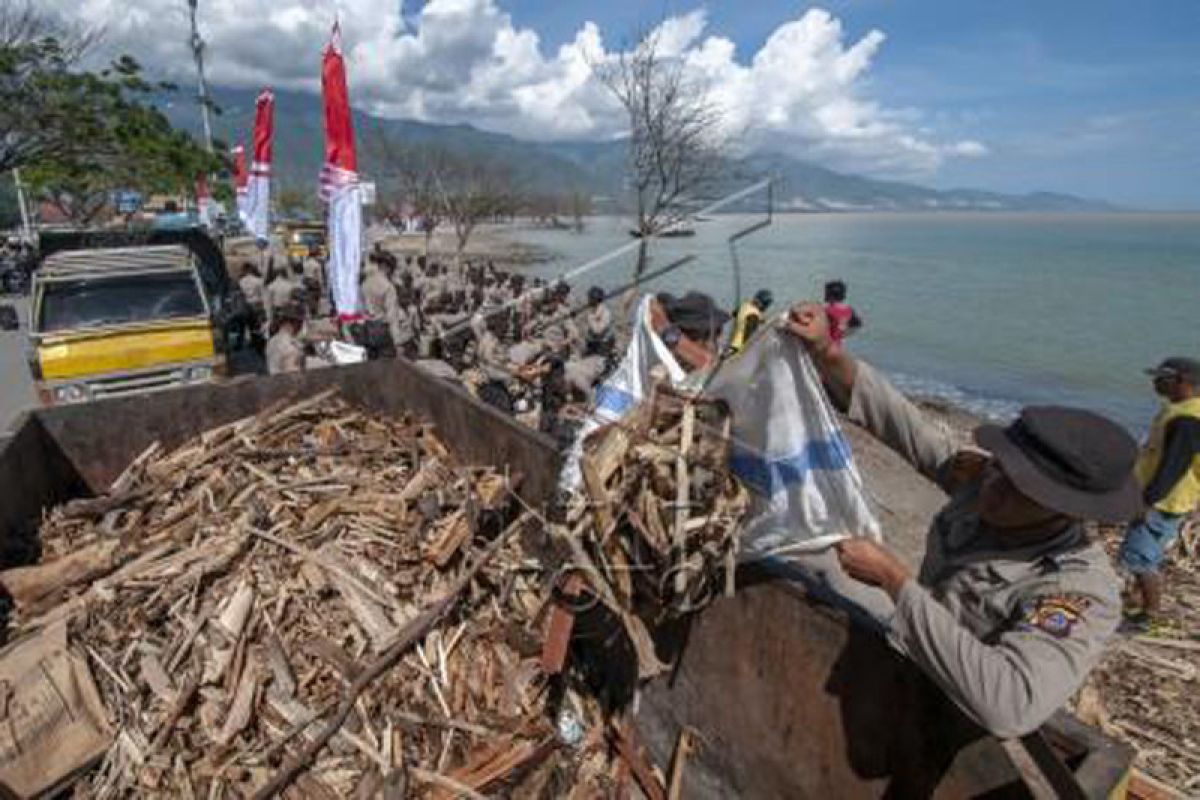 TNI/Polri dan masyarakat lakukan aksi bersih-bersih pantai