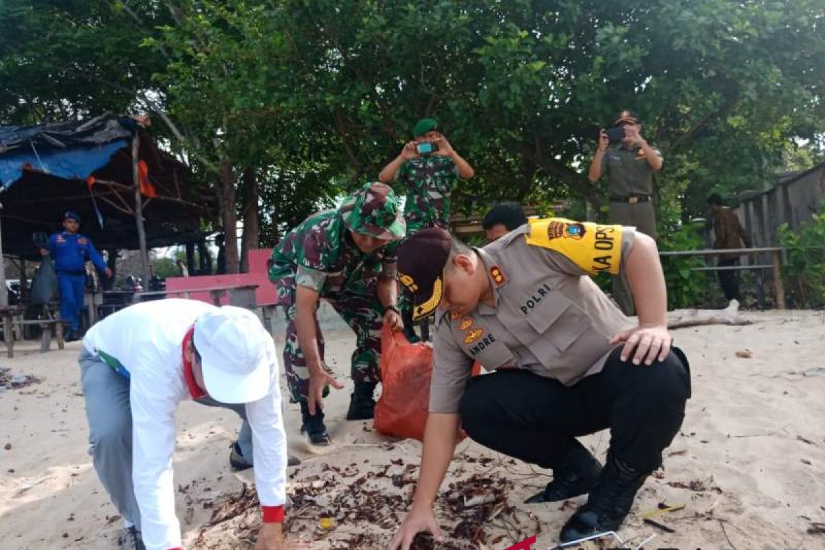 Polisi Bangka Barat bersihkan sampah di Pantai Asmara