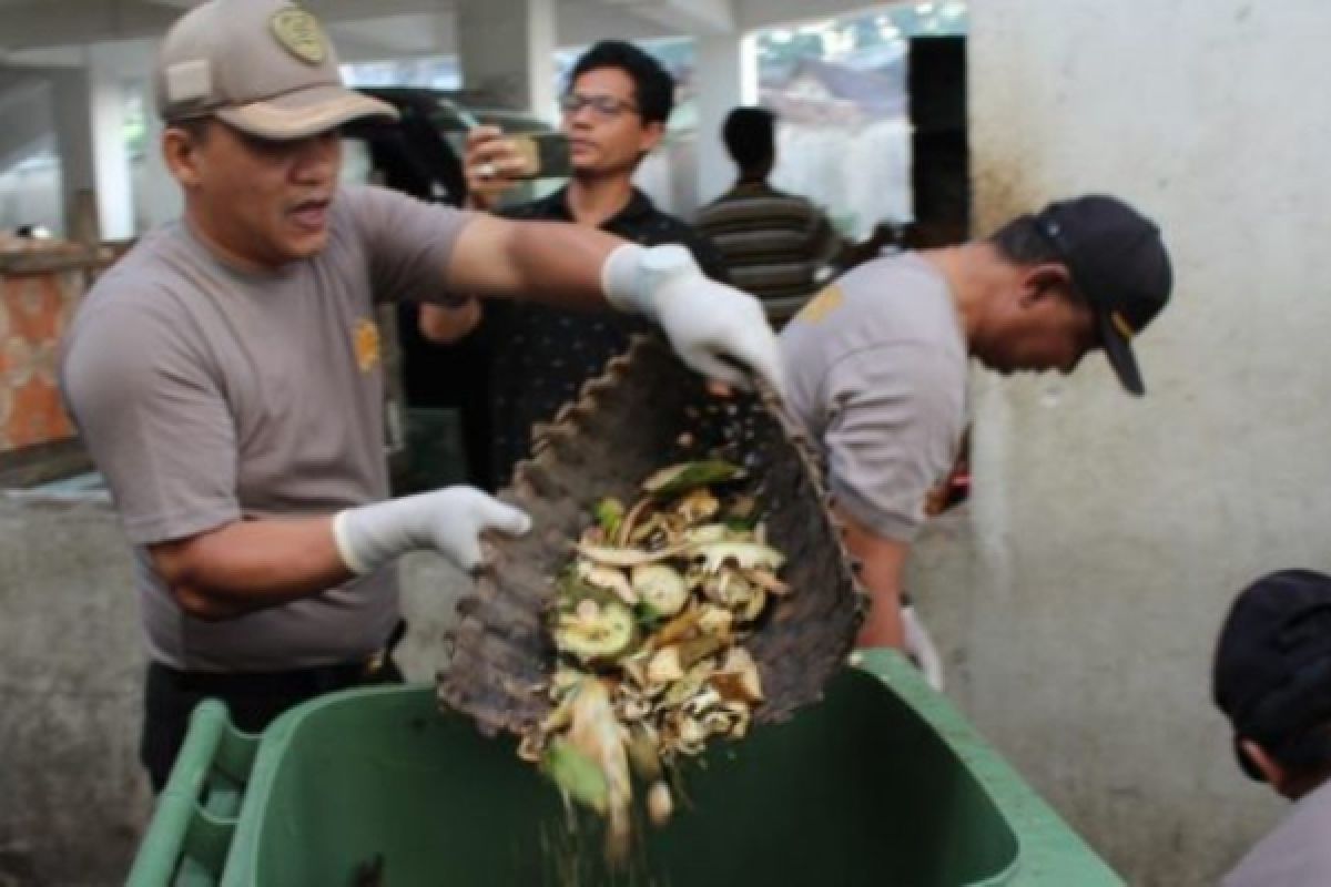 Personel Polres Madiun Kota Bersihkan Sampah di Pasar Besar