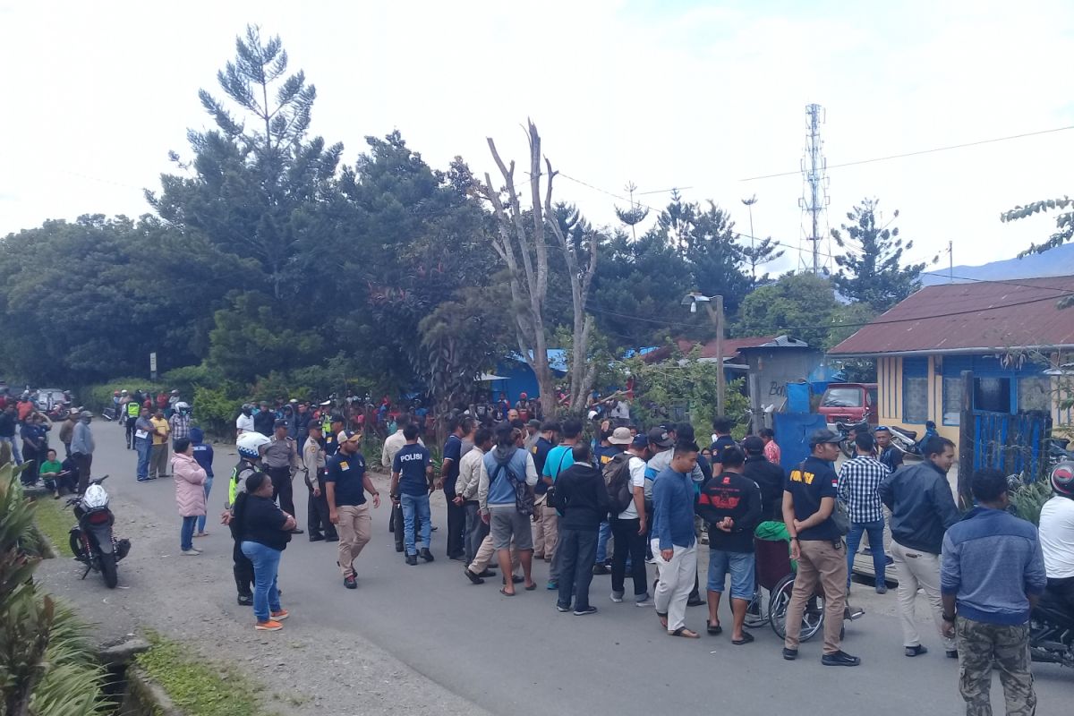 Ratusan warga saksikan rekonstruksi pembunuhan pendeta di Wamena