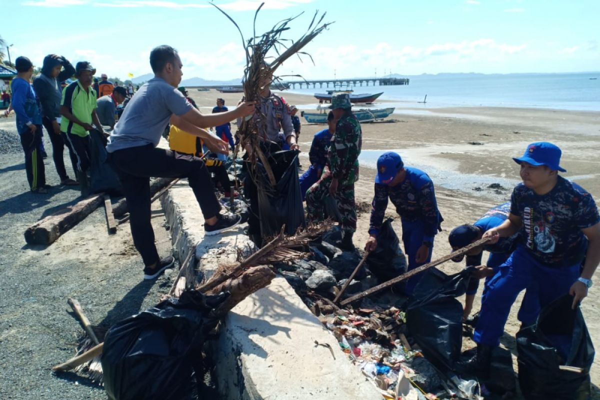 Satpolairud Tanbu bersih-bersih Pantai Bahari Pagatan