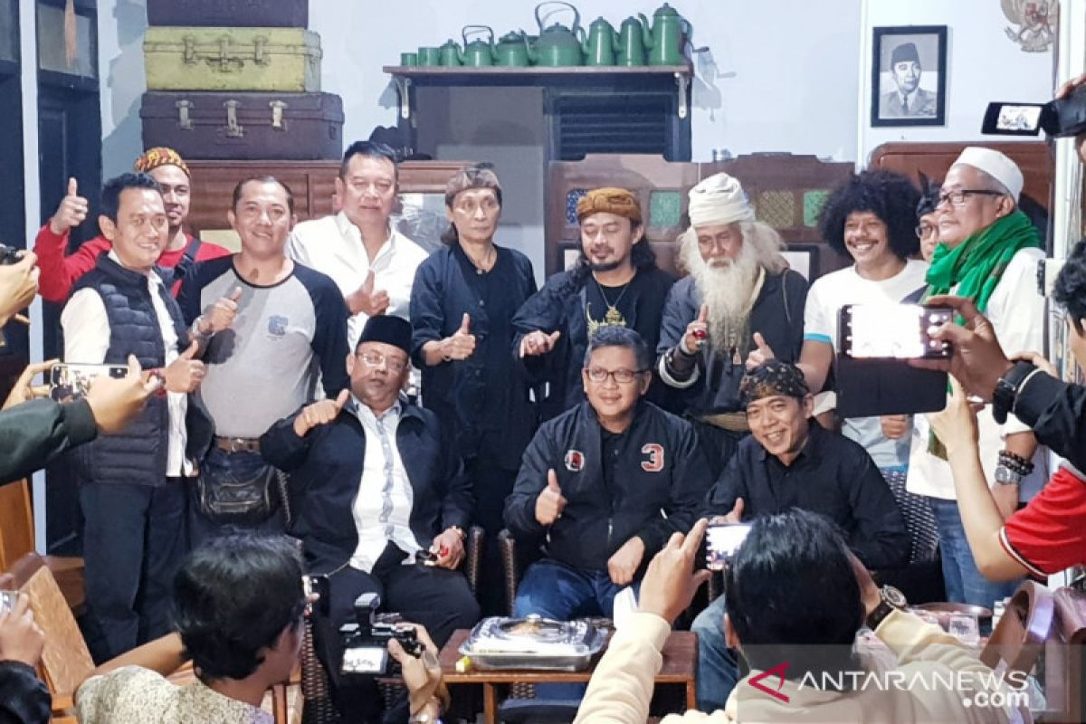 Sekjen PDI Perjuangan bersilaturahmi dengan budayawan Jawa Barat