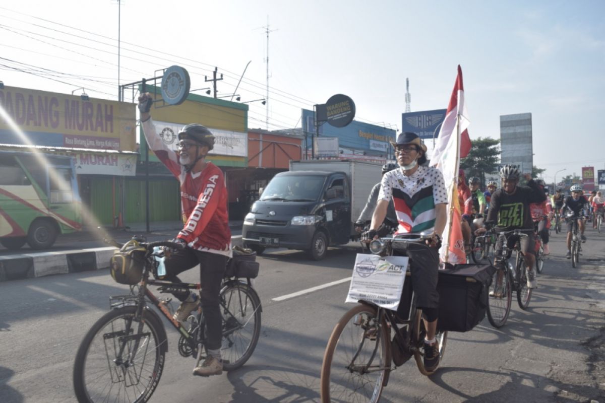 Relawan ACT lanjutkan gowes menuju Banten bantu korban bencana