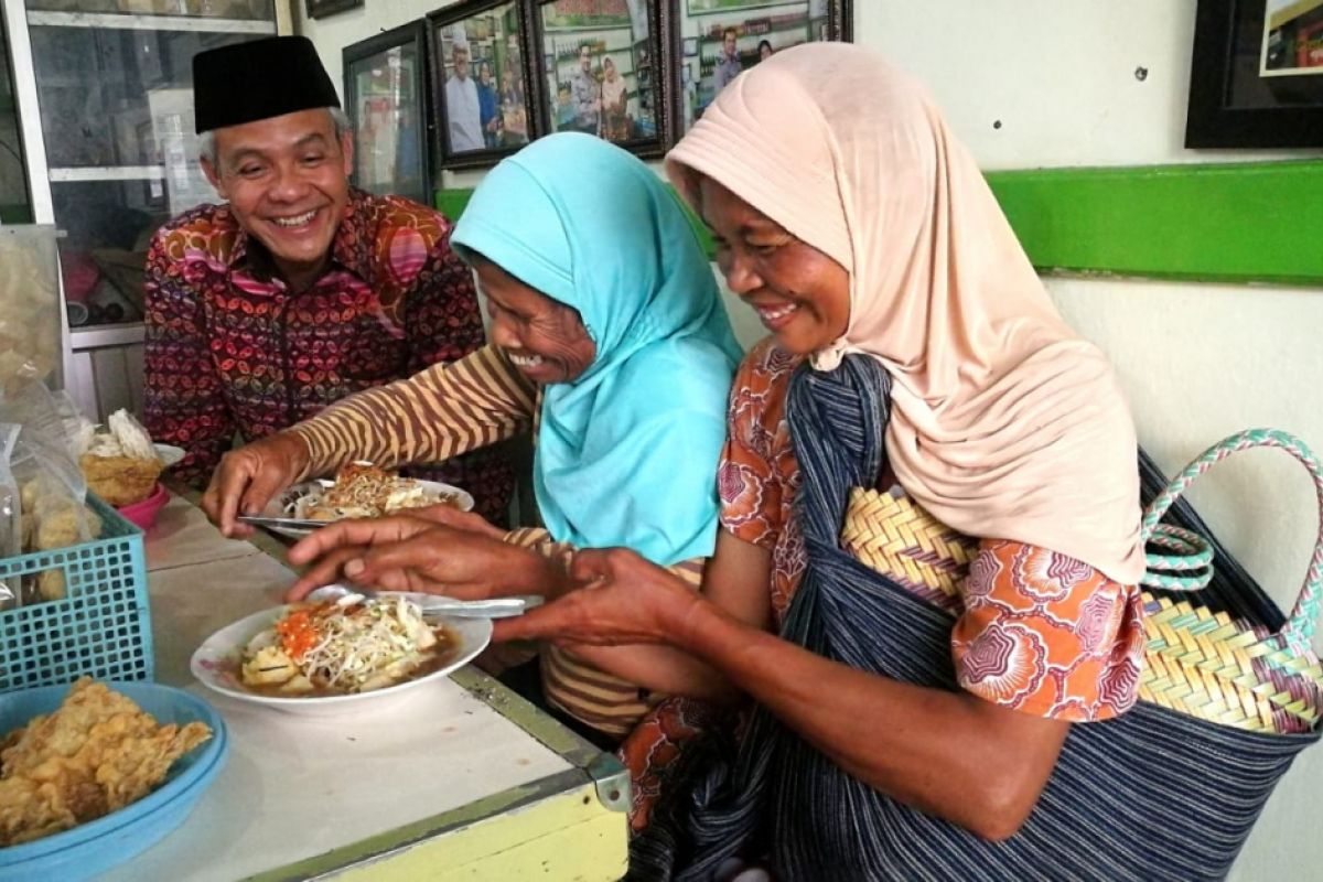 Ganjar traktir tahu kupat pada dua pengemis di Magelang