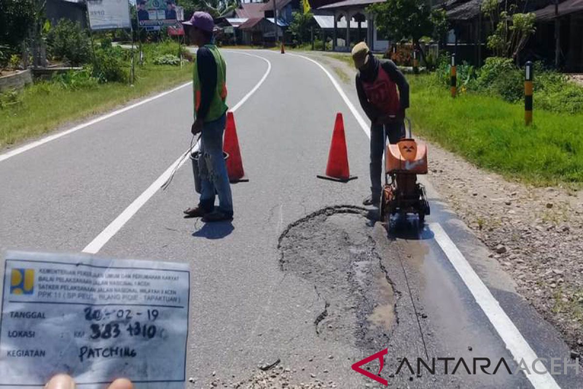 Jalan nasional yang berlubang di lintas Abdya mulai diperbaiki