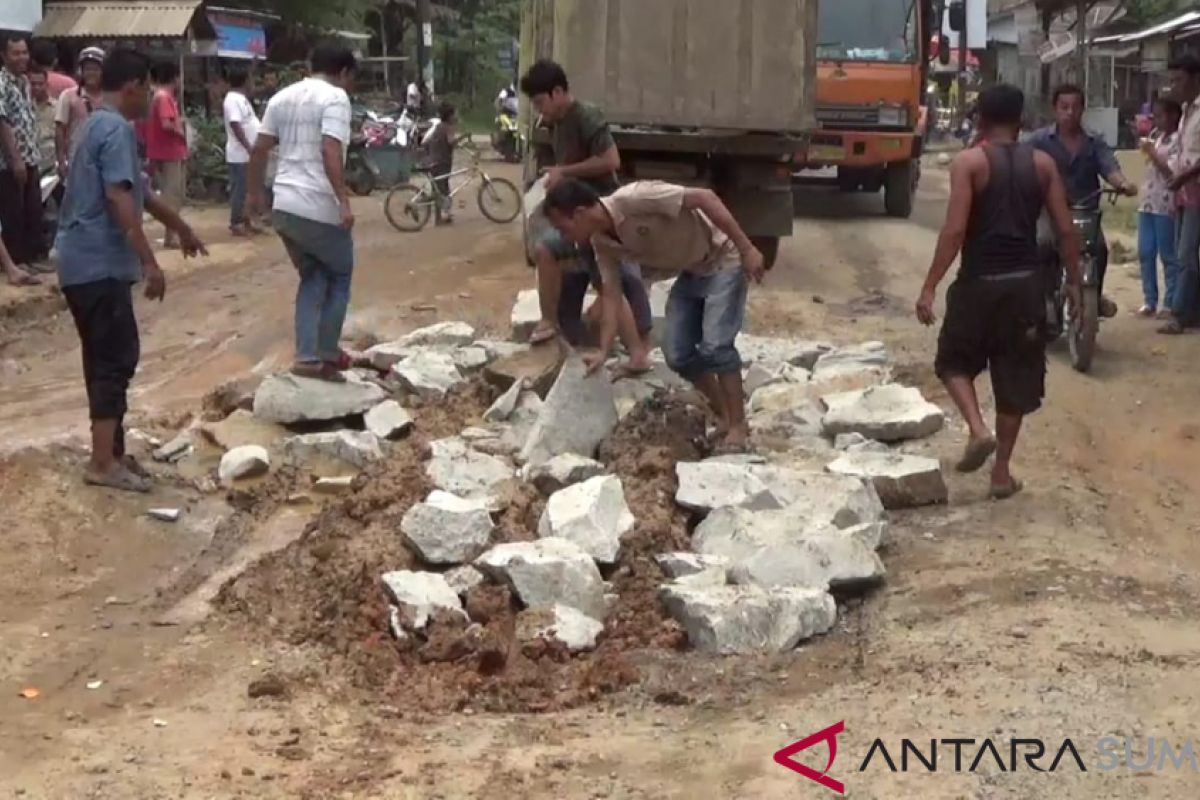 Jalinsum Labusel menuju Sidempuan rusak parah