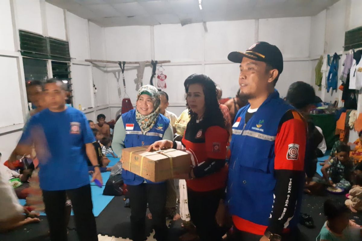 Dinsos Kalbar berikan bantuan untuk korban banjir Landak