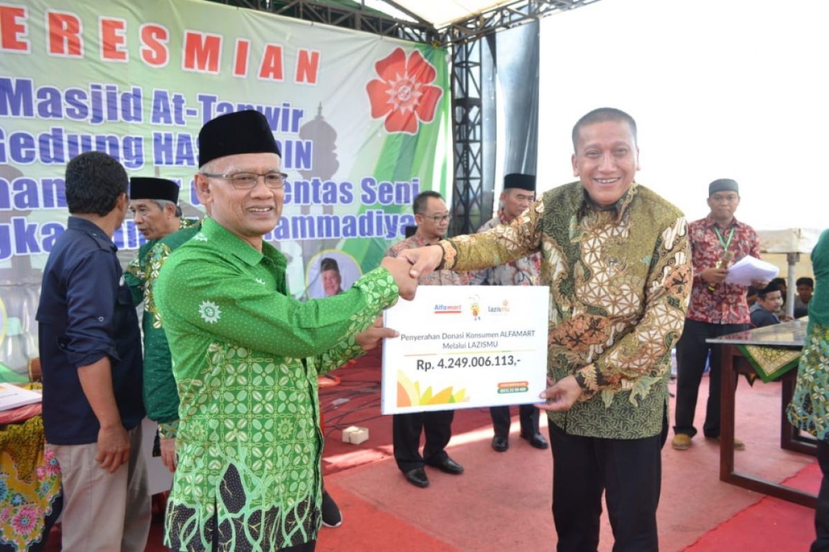 Alfamart salurkan donasi konsumen melalui Lazis Muhammadiyah