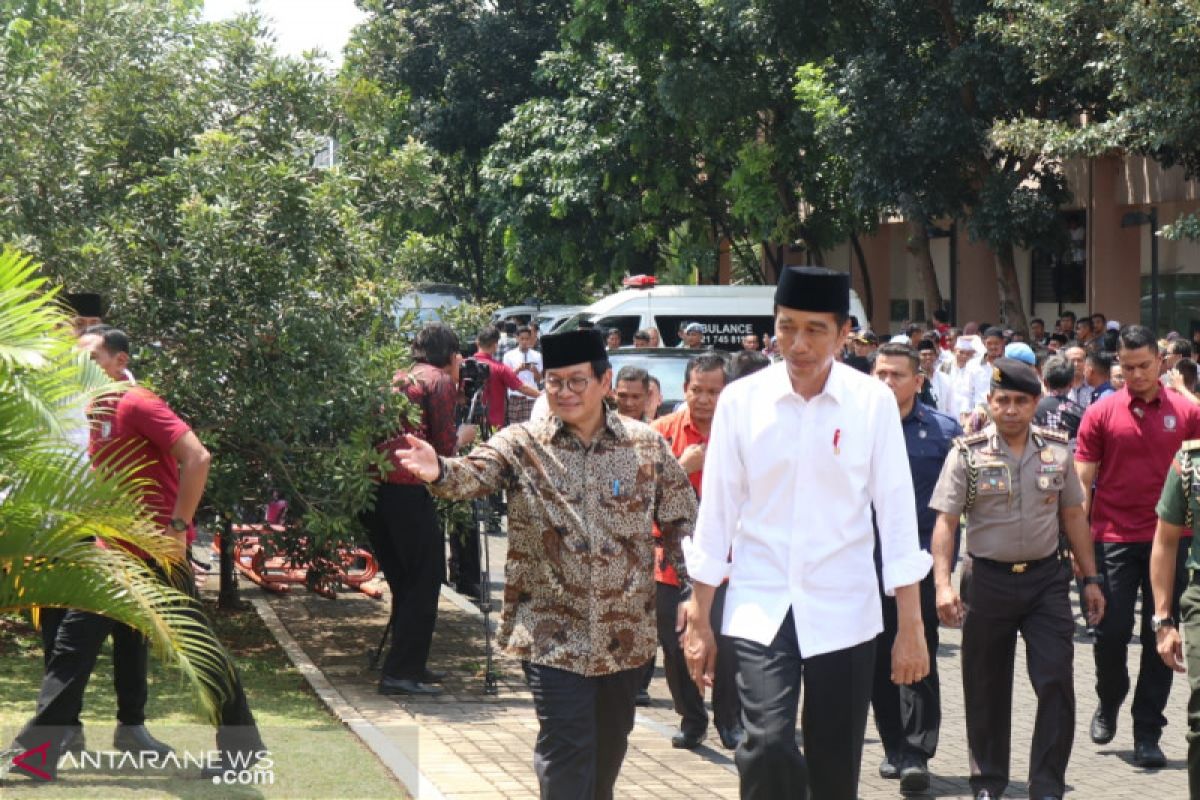 Presiden Jokowi silaturahmi ke kediaman istri Umar Wirahadikusumah
