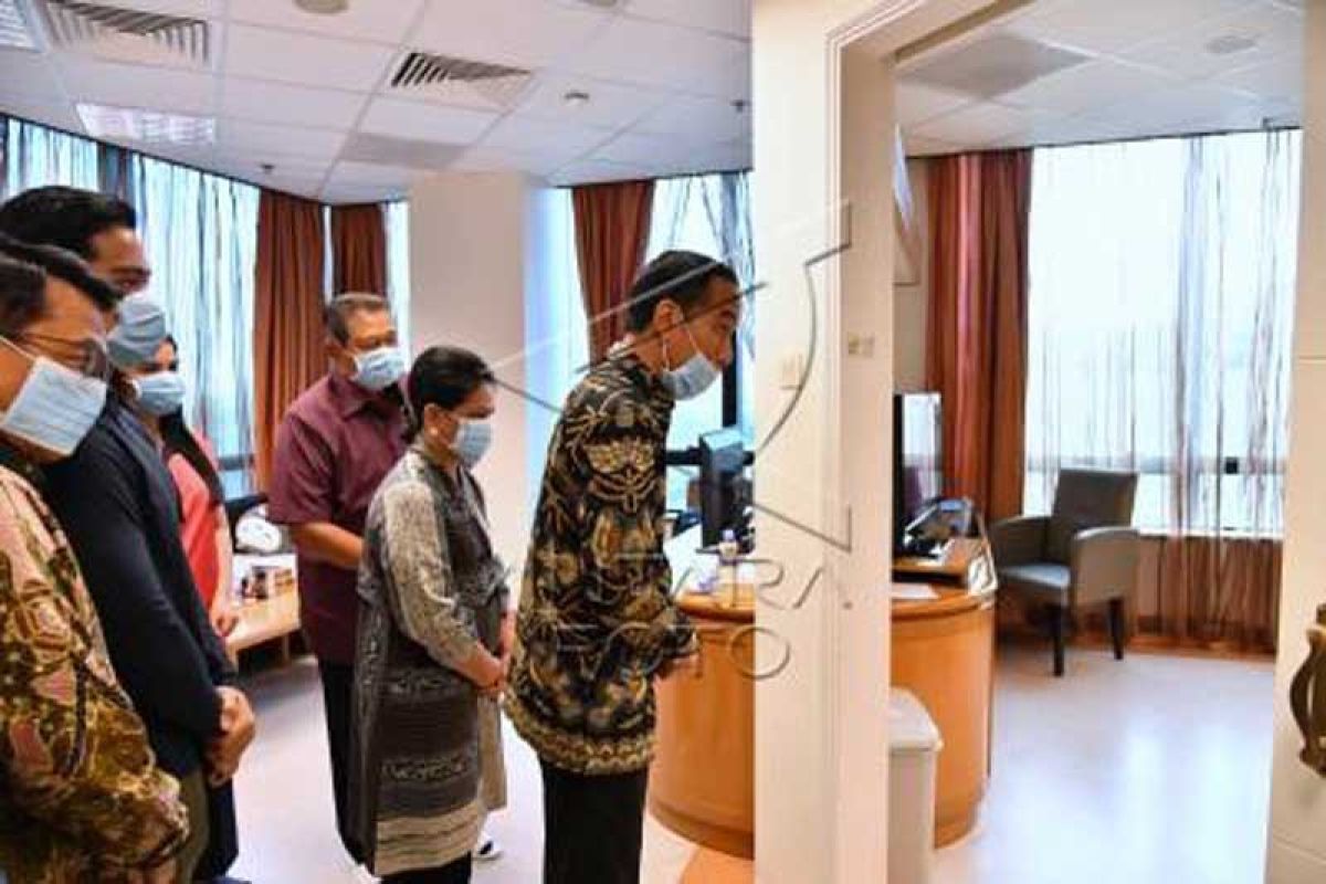 Jokowi dan Ibu Negara beri semangat kesembuhan Ani Yudhoyono