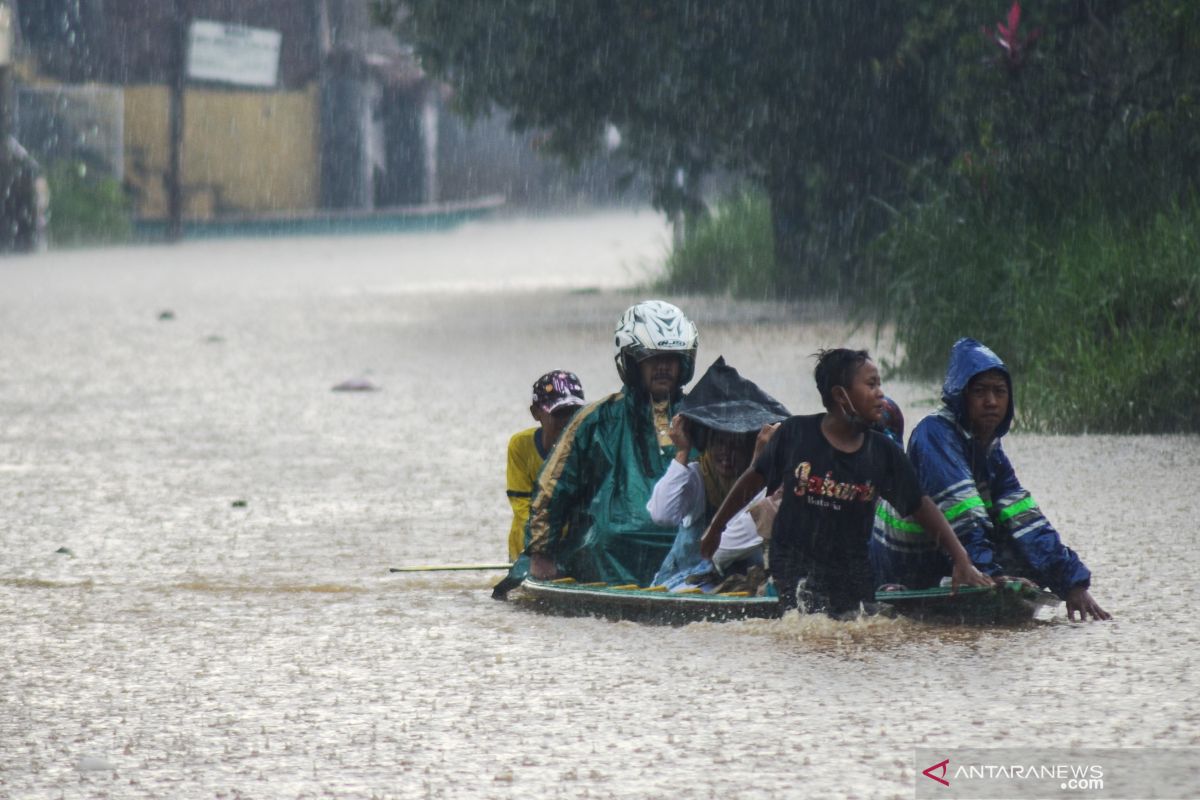 Banjir di Cigosol Baleendah Bandung mencapai 160 cm