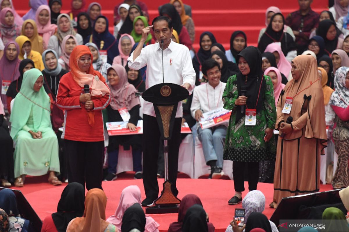 Presiden RI serahkan bantuan PKH untuk masyarakat Bogor