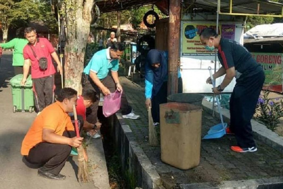 Peringati Hari Peduli Sampah, pegawai Pemkab Temanggung bersihkan kota