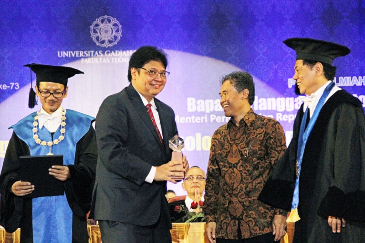 Gencar galakkan Industri 4.0, Airlangga terharu dapat penghargaan dari UGM