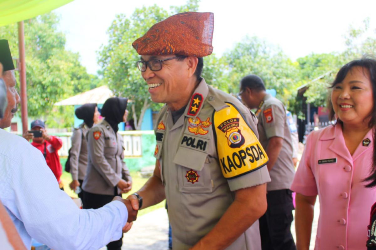 Kapolda Maluku berbagi kasih bersama warga Buru