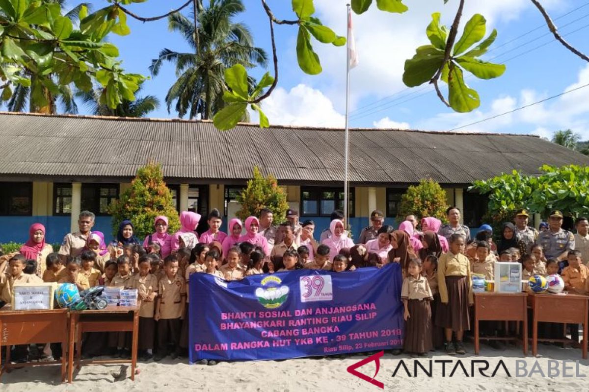 YKB serahkan bantuan ke SDN 11 Dusun Tuing