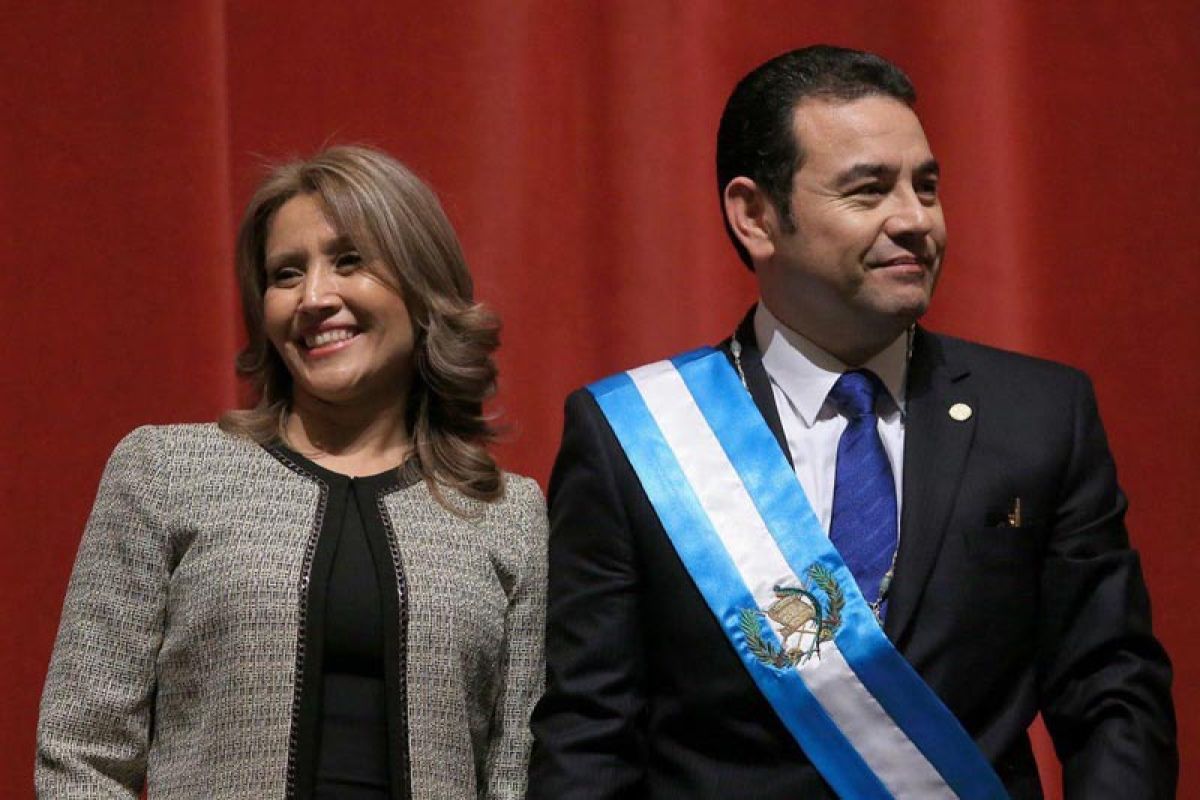Presiden Guatemala Jimmy Morales dilempar telur oleh massa