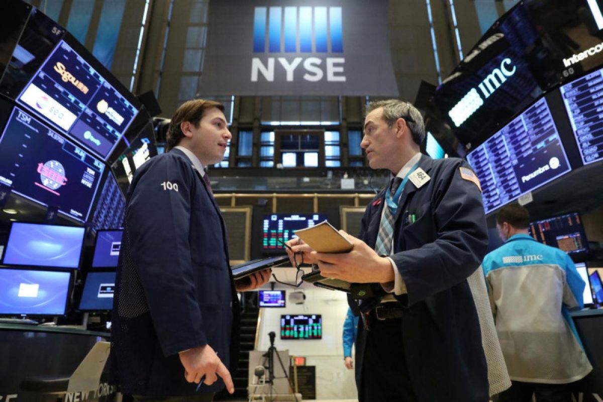 Wall Street ditutup lebih tinggi didukung lonjakan Nike dan data positif