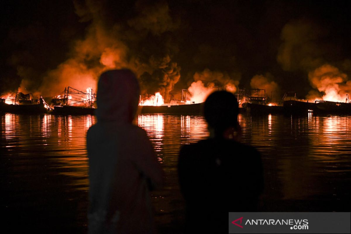 Police question seven witnesses in fire at North Jakarta Port