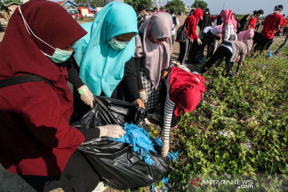 Jaga kawasan, mahasiswa Lhokseumawe-Aceh punguti sampah pantai