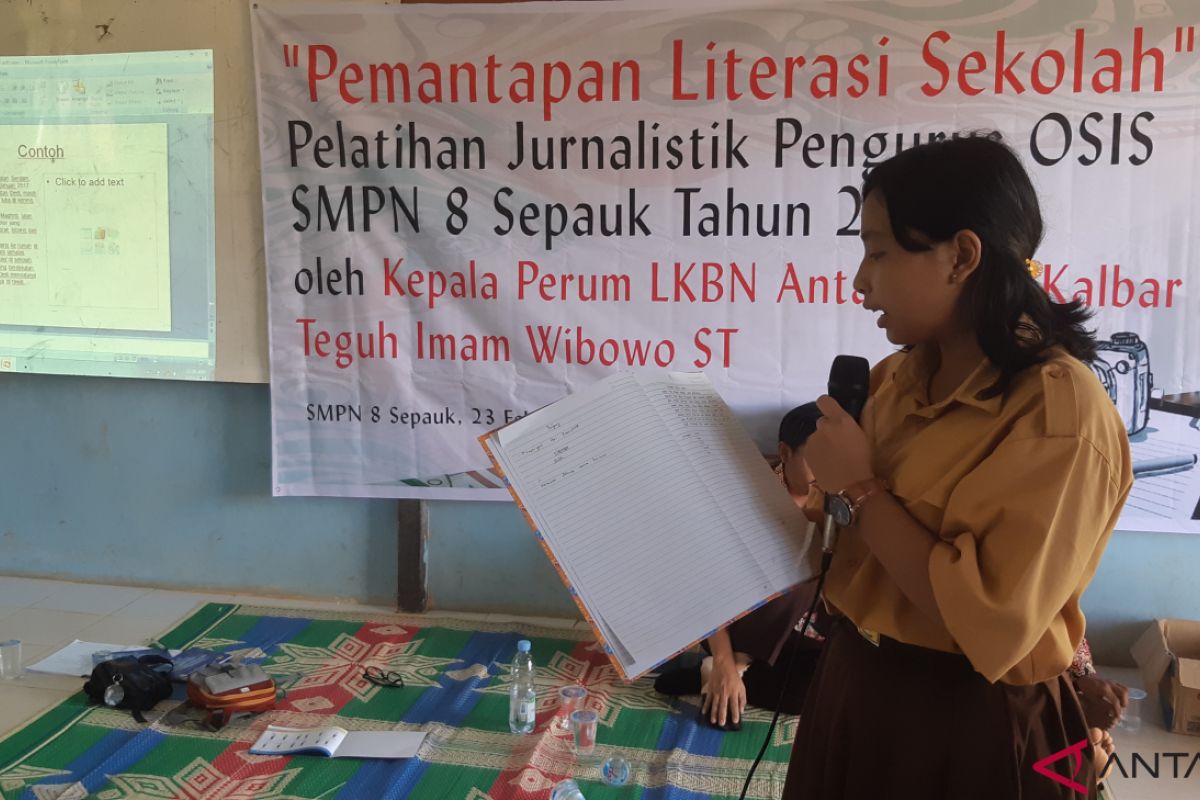 ANTARA - SMPN 8 Sepauk gelar pelatihan jurnalistik bagi siswa