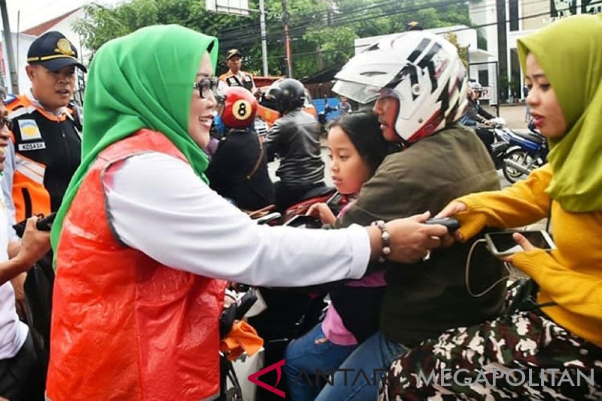 Ade Yasin bagi-bagi ratusan kantung plastik ke masyarakat