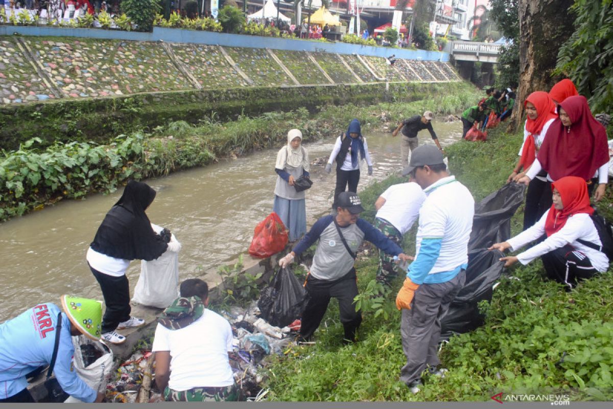 Puluhan warga Pekanbaru didenda karena buang sampah sembarangan