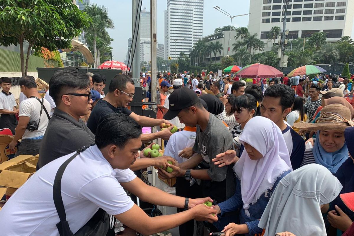 Jus buah naga Banyuwangi dan apel Pasuruan dibagi gratis