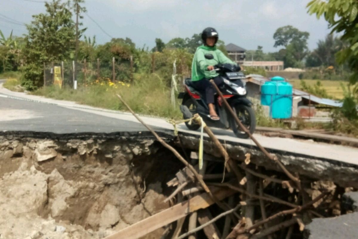 Jalur alternatif Parapat di Pematangsiantar putus karena amblas