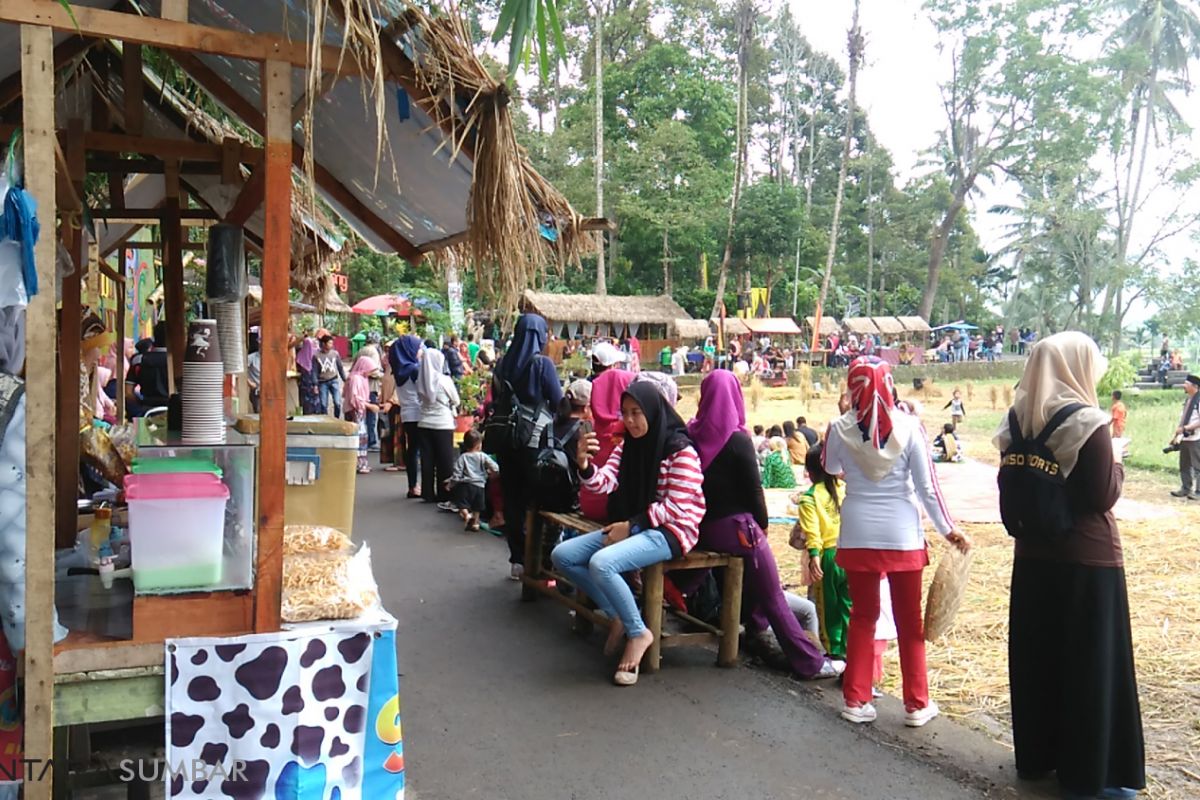 Warga berburu kuliner tradisional di Desa Wisata Kubu Gadang