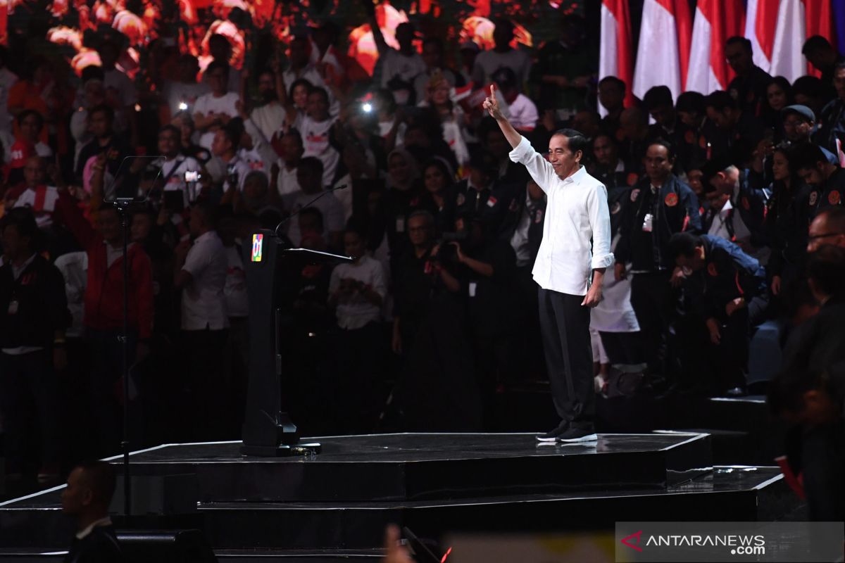 Jokowi sebut istri penting dalam meniti karir