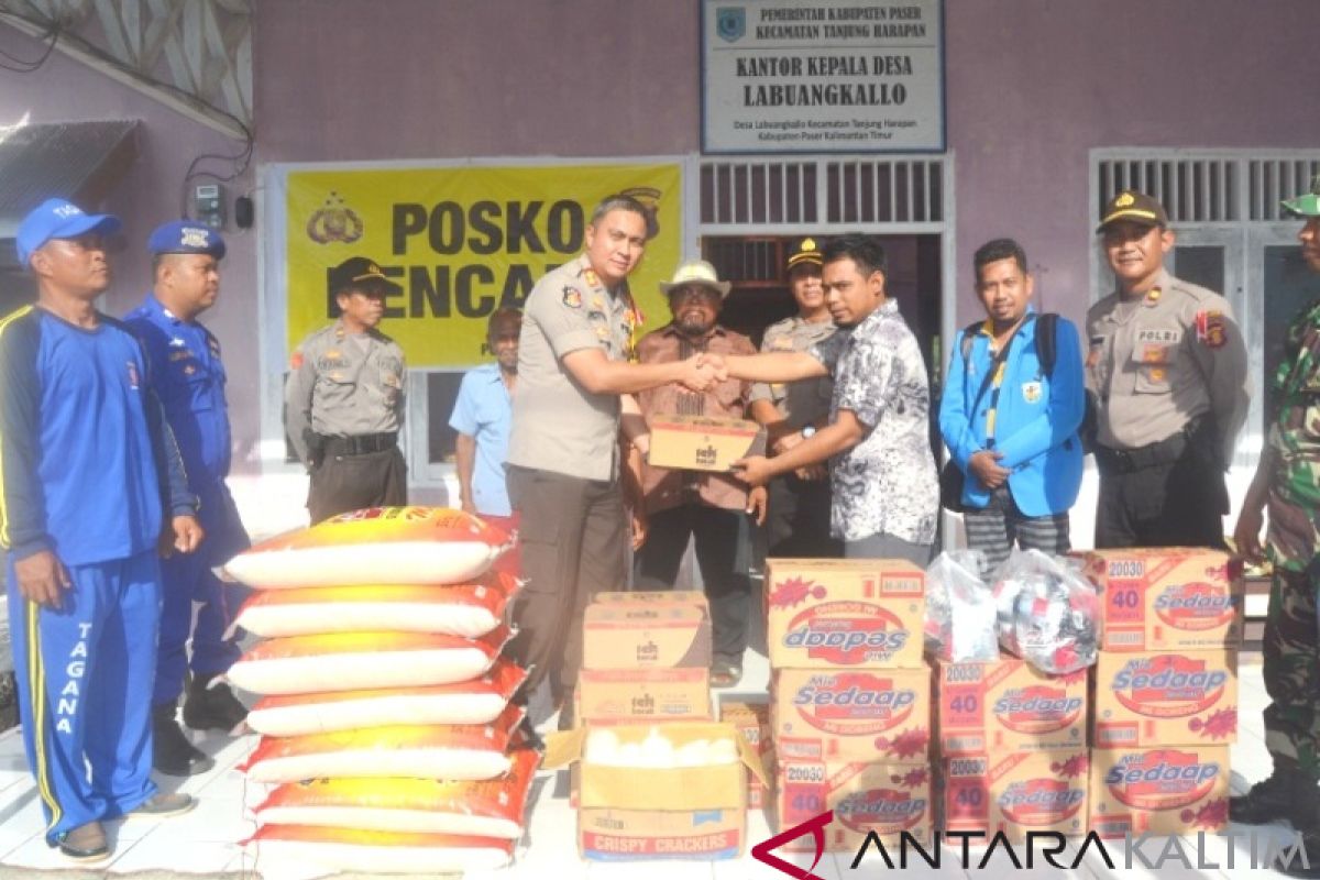 Polres Paser Serahkan Bantuan Korban Bencana Gelombang Laut