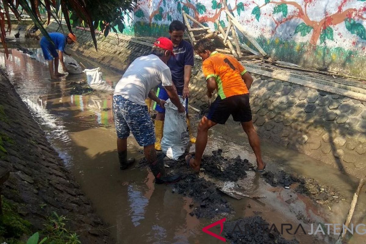 KKBM dan warga kerja bakti bersihkan kali