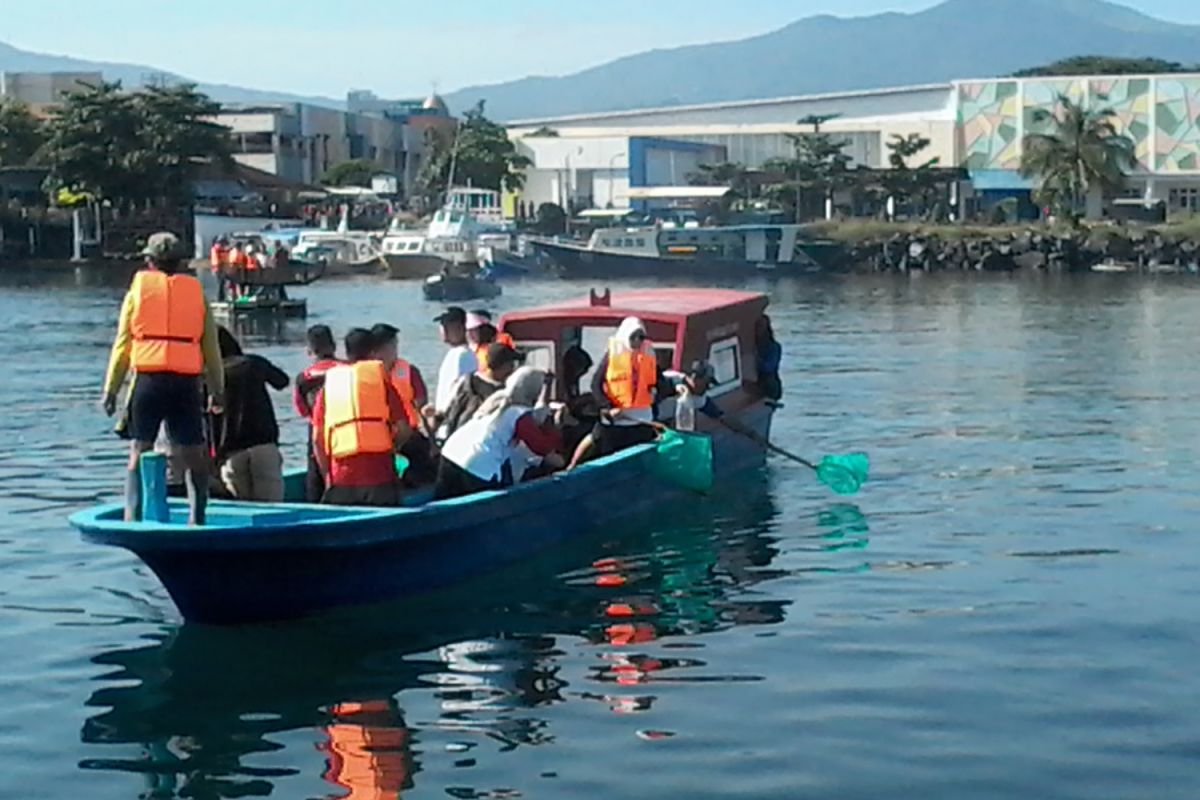 Istri Kapolri ikut angkat sampah di pantai