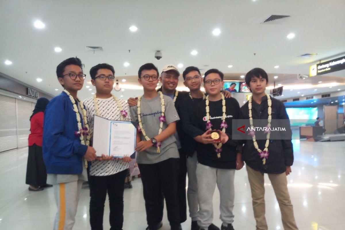 Inovasi Karya Siswa SMP Al Hikmah Raih Juara di Malaysia