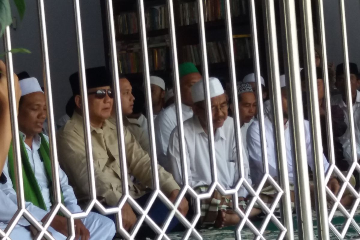 Prabowo Ziarah ke Makam Pahlawan Nasional di Situbondo (Video)