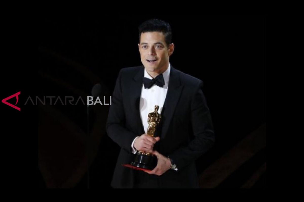 Rami Malek jatuh dari panggung usai raih piala Oscar