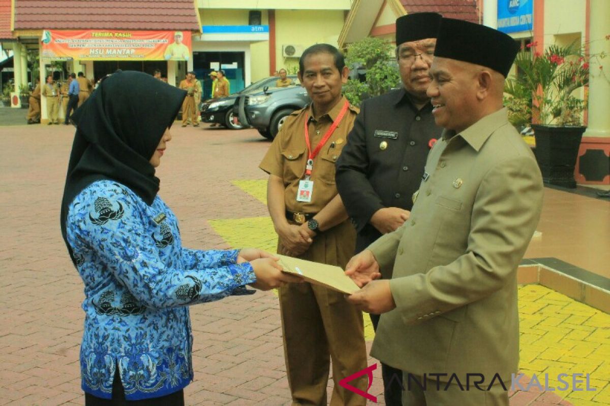 Bupati Serahkan SK PNS Kepala 92 Bidan PTT Penyuluh dan Guru