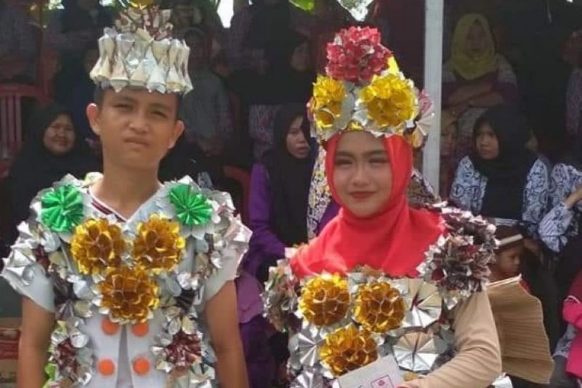 Siswa-siswi SMPN2 Lepar Pongok tampilkan fashion show dari bahan daur ulang