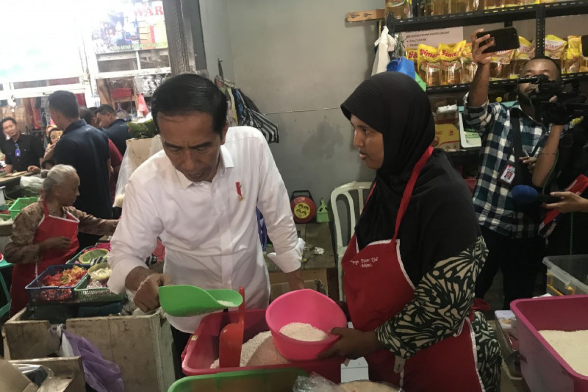 Jokowi mampir ke Pasar Limbangan Cilacap beli beras